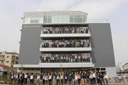 新設病院の前でTEAM BLUE全社員がそろいました。みんなの思いが詰まった病院に、「人」というイノチの灯が灯りました。これからこの病院で、「おうちにかえる」を目的とした、新しい医療のカタチに挑戦し続けます。社員数も500人を越えました。それでも顔の見える関係を大切に、お互いを必要とし、助け合って仕事をします。（撮影：おうちにかえろう。病院）