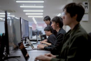 どうすれば、社会課題を技術で解決できるか？ メンバーそれぞれのPCの向こうには、人々のつながりを再構築するための挑戦があります。