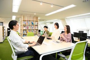 一人ひとりに合った働き方を推奨。ワークライフバランス・生産性の向上を目指し、部署・個人の裁量でリモートワーク/出社を選択できる形を取っています。