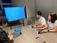 チームで働く環境です。お客様とのコミュニケーションを通して、人間的にも成長できる仕事です。1年目で主任に昇格できるチャンスもあります！