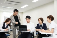実際に病院に足を運んで、病院関係者の方々と、こんな雰囲気で会話しています。
