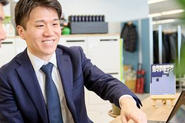 『この案件、どう思う？』デスクの枠を越えて、日常的にディスカッションを重ねています。