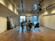 広い部屋にポツンと仮設デスク。オフィス完成が楽しみです。