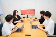 自由なアイデアが飛び交うチームミーティング。