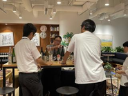 上海で日本酒を試飲している様子