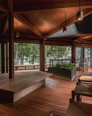 大きな窓に、木立に包まれた空間、自然を感じながらリラックスして過ごせる店内となっております。（goodcoffee東陽町）