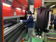 工場に直接伺い、顧客・パートナーとともに問題解決にあたります。