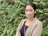 ［メッセージ ］子供が風邪をひいたり、学校の行事などは必ず休みを頂けます。私は在宅ワークと出社を組み合わせて、柔軟にお仕事をさせてもらっています。建助事業部 クリエイティブ課 主任／野村 絵里子