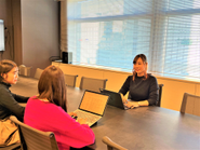 新卒に中途、インターンに外国籍や育児中のメンバーが在籍しており、 多彩な仲間と業務遂行していける環境