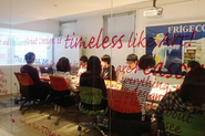 会議室を仕切るガラスの壁には、企業理念の「Great design is invisible!」のタイポグラフィが描かれています。