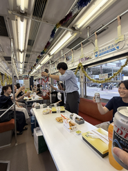2025年夏のイベント。阪堺電車を貸し切りにして行いました。乾杯は「出発進行～」！