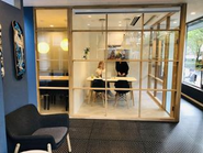 オフィスは目黒川沿いのビルです。１階はまるでカフェ空間の様です！