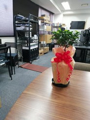 新しいオフィスには検証機材や広い座席も用意しています。