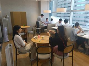 休憩スペースでは、普段接しないメンバーとも交流可能