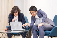 セールス、企画、エンジニアがチームとなって、一つのサービスを作り上げています。