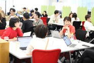 半期毎の経営戦略発表時に全社員で行う「わくわく感といけそう感ワーク」。戦略を達成した先の未来への「わくわく感」と、具体的な戦略を理解した上で現状の不安や懸念を取り除く「いけそう感」の両方を大切にしています