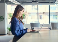 Windows・Macどちらか希望のPCを支給。また、防音バッチリの集中スペースも完備しています