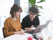 自由な社風を求めて集うクリエイター集団。フォトグラファーもヘアメイクスタイリストも、自己表現を追求し独自のウエディングフォトを生み出しています。