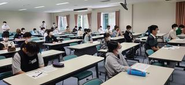 生徒は年に一回、福岡県内の本校舎に日本中、世界中から集まりスクーリングを受けます。