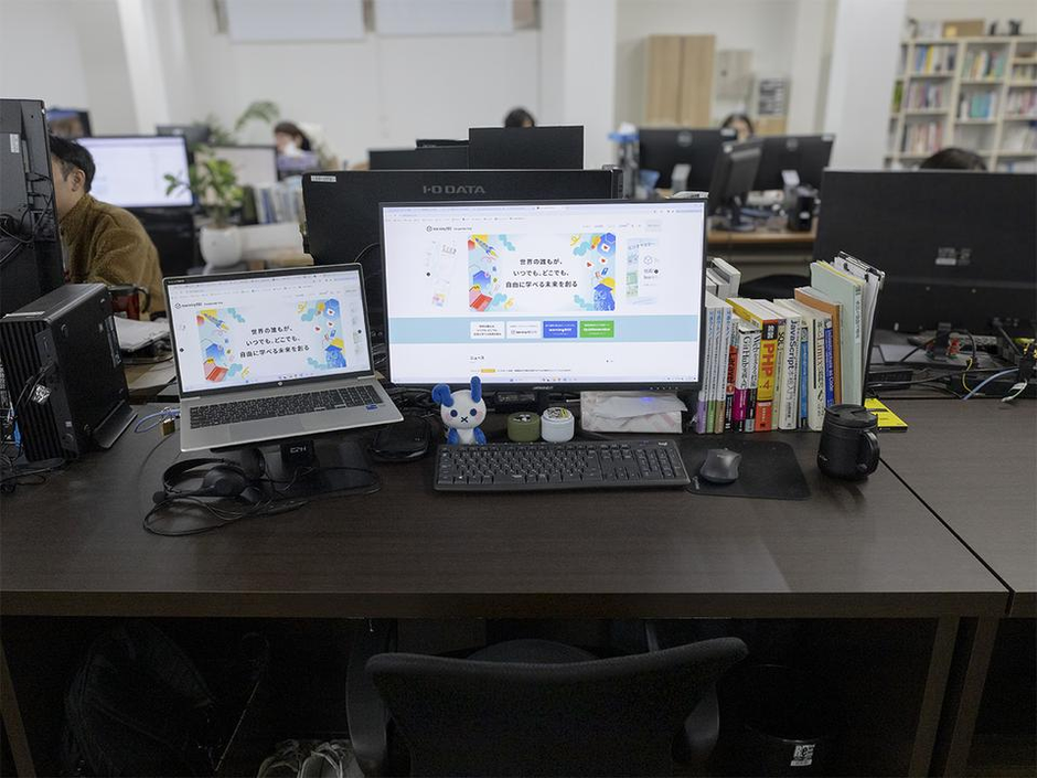 弊社メンバーのこだわりデスク環境をご紹介します！ | learningBOX 