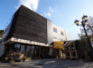 OMOの本社は一見ラーメン会社と思われない程オシャレ！１階ではカフェも経営しています☕️