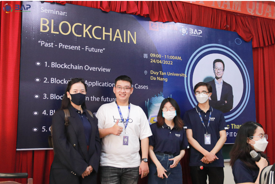 ベトナムの中部大学の学生200名に向けてブロックチェーン勉強会を開催しました