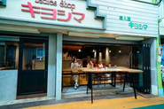 婦人服店の跡地をリノベーションしたホテルのフロント（SEKAI HOTEL Fuse）