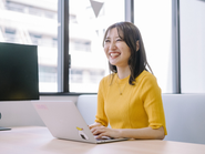 デスクはもちろんソファーやテーブルでもお仕事できる環境です。福利厚生も充実しています。