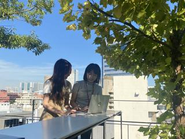 弊社屋上にて！謎のミュージックが流れている空間でホット一息コーヒーでもいかが？