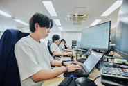 執務室はラジオが流れています
