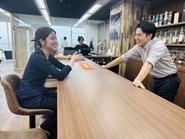社内のBARカウンターでランチや雑談！