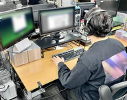 映像のチェック中！オフィスは比較的静かなので、集中して取り組めます！