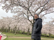 子供の学校の行事でお花見をしました。寒い...。これがお花見の格好です。