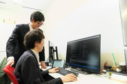 代表である荒木が社員に教えているところです。ご覧の通り、距離感はかなり近いです。