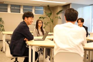 年次や役職は関係なく、円滑なコミュニケーションのもと、様々なアイデアが生み出しやすい環境です！（東京本社でのイメージ）