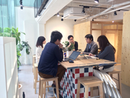 路面の明るいオフィス。様々な場所でオープンな議論が行われます