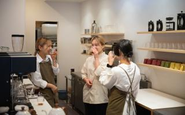 お客様に伝える味わいをバリスタ同士で確認。最適な提案を日々模索しています。