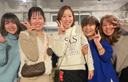 フルリモート、在宅で普段は直接合わない仲間と2カ月に1度オフライン飲み会を開催しております！前職はエンジニア、介護士、看護師、ヨガインストラクター、配送ドライバー、エステティシャン、企業での広報や経理、事務、人事やマーケティング担当者、美容師、不動産、会計士など様々な仲間が在籍しています。年齢は20代、30代、40代、50代の方もいます。