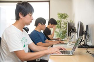 普段はリモートワークで働いています。（写真はオフィスがあった時のものです。）