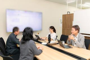 工場と本社のメンバーが集まる定例ミーティング。製造の現場も、営業も、管理も、同じテーブルで議論します。