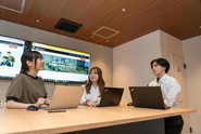 週に1回、会社の価値観を共有した後、他部署・他拠点のメンバーとランダムに意見交換を行います。普段接点の少ないメンバーの考え方や価値観に触れられる貴重な時間です。