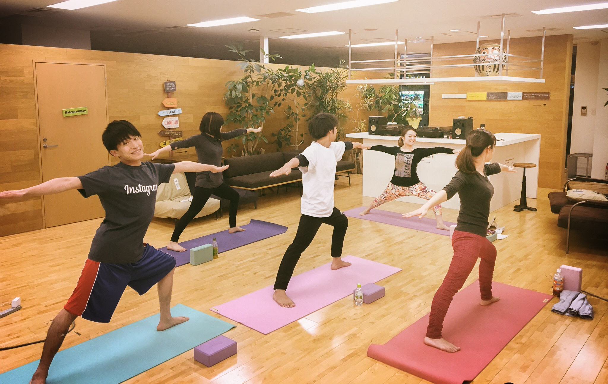 インストラクター（社員！）が指導。社外参加者も来る「ヨガ部」の魅力