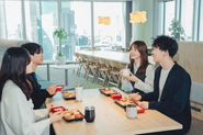「ランチ無料制度」など、社員の声から生まれた制度が多数。 「おもしろい」をカタチにするには、まず自分たちが楽しむこと。 そんな想いが、社内の風土として根付いています。