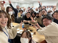 せっかくの縁で同じ会社で働く仲間なので、組織やプロジェクト外のメンバーと業務外に活動をする部活動もbravesoftは推奨しております。 スポーツでは「ゴルフ部」「フットサル部」「筋トレ部」、インドア系では「麻雀部」 「ゲーム部」「映画部」、その他には「カラオケ部」「ダーツ部」「英会話部」などのslackルームがいつも趣味の話で賑わっております。