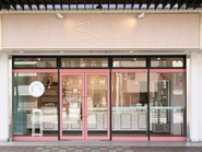 『笑顔になれる低糖質スイーツのお店』低糖質スイーツや素材にこだわったスイーツの販売で人気のスイーツSaccho様。パティシエのオーナー様の夢であった実店舗創りのお手伝いをさせていただきました。Saccho様のショップカラーであるピンク色をキーカラーに、ホワイトやゴールド、差し色をバランスよく配置し、可愛らしい中にも品のある空間創りを目指しました。