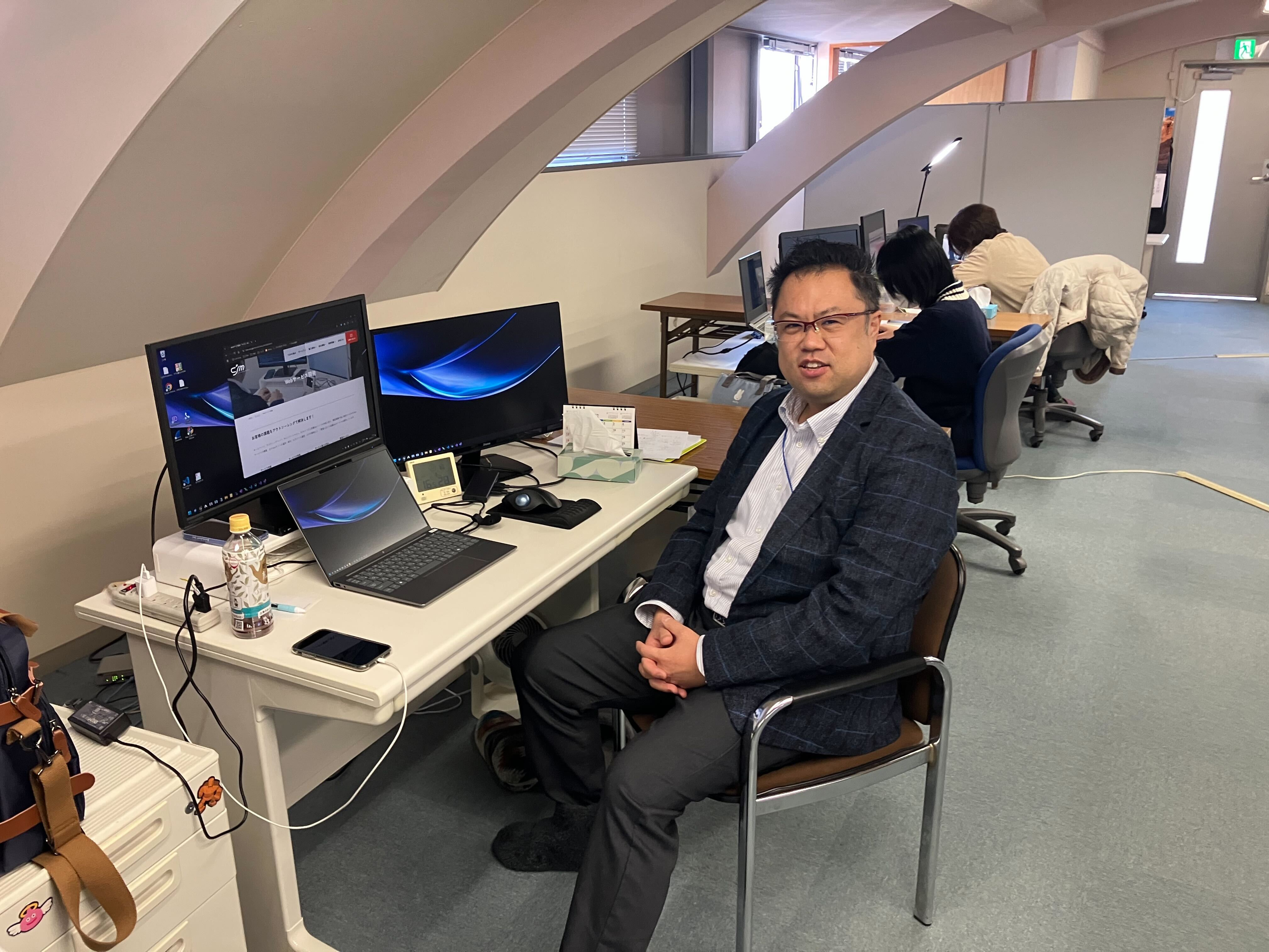 【社員インタビュー】みんなの「働きやすさ」を支えながら走る、プレイングマネージャーの仕事と、自分に起こった変化。