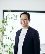 代表取締役CEO Founder宮脇 良二：アクセンチュア株式会社（1998年4月-2018年6月）にて電力・ガス事業部門統括マネジングディレクターとして活躍。エネルギー企業、政府官公庁、エネルギー周辺企業を中心にサービス提供。IT・デジタル戦略、営業・マーケティング戦略、組織風土改革、大規模プロジェクトマネジメント、スマートシティ設計を専門とする。エネルギー業界において講演、寄稿など多数。