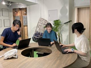 ［働く環境］とても風通しのよい社風です。例えば、階層がわかれミドル層以上のみが風通しがよい、などではなく、メンバー、ミドル、マネジメント層に至るまで、全方位コミュニケーションがとりやすい環境です。また、社員の一体感を大切にしており、会社の公式行事（全社会/月1回、決算報告会/年1回）以外にも、クリスマス会などのレクリエーションも豊富にあります！ご自身で企画したい催し物があれば、是非ご提案ください！