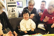 「介護施設だから、高齢者しかいない」なんて決まりはない。 CLOVERでは、高齢者と子どもが同じ場所で過ごす「共生型デイサービス」を展開しています。 子どもたちの声や笑顔が、利用者様の新しい刺激になったり、利用者様の経験や優しさが、子どもたちとの関わりにつながったり。 世代が違うからこそ生まれる関わりがあります。 福祉の「当たり前」にとらわれず、その人らしく過ごせる場所をつくる。 これもCLOVERが大切にしていることの一つです。