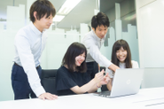 メンバー同士で互いに教え合ったり、意見交換をしたりと、社内のコミュニケーションは非常に活発です。